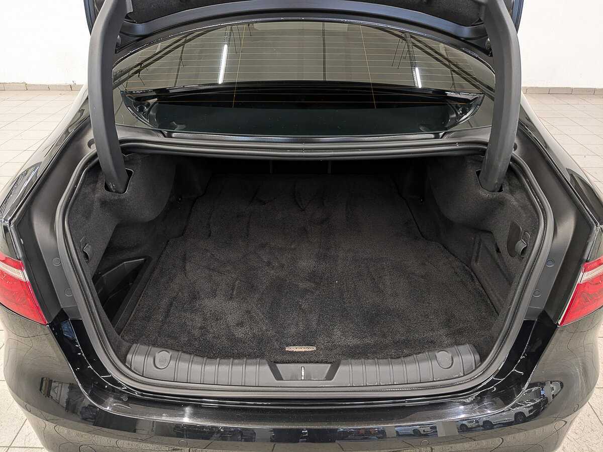 Б/У Ягуар ИксФ 2017 года. Фото: #9