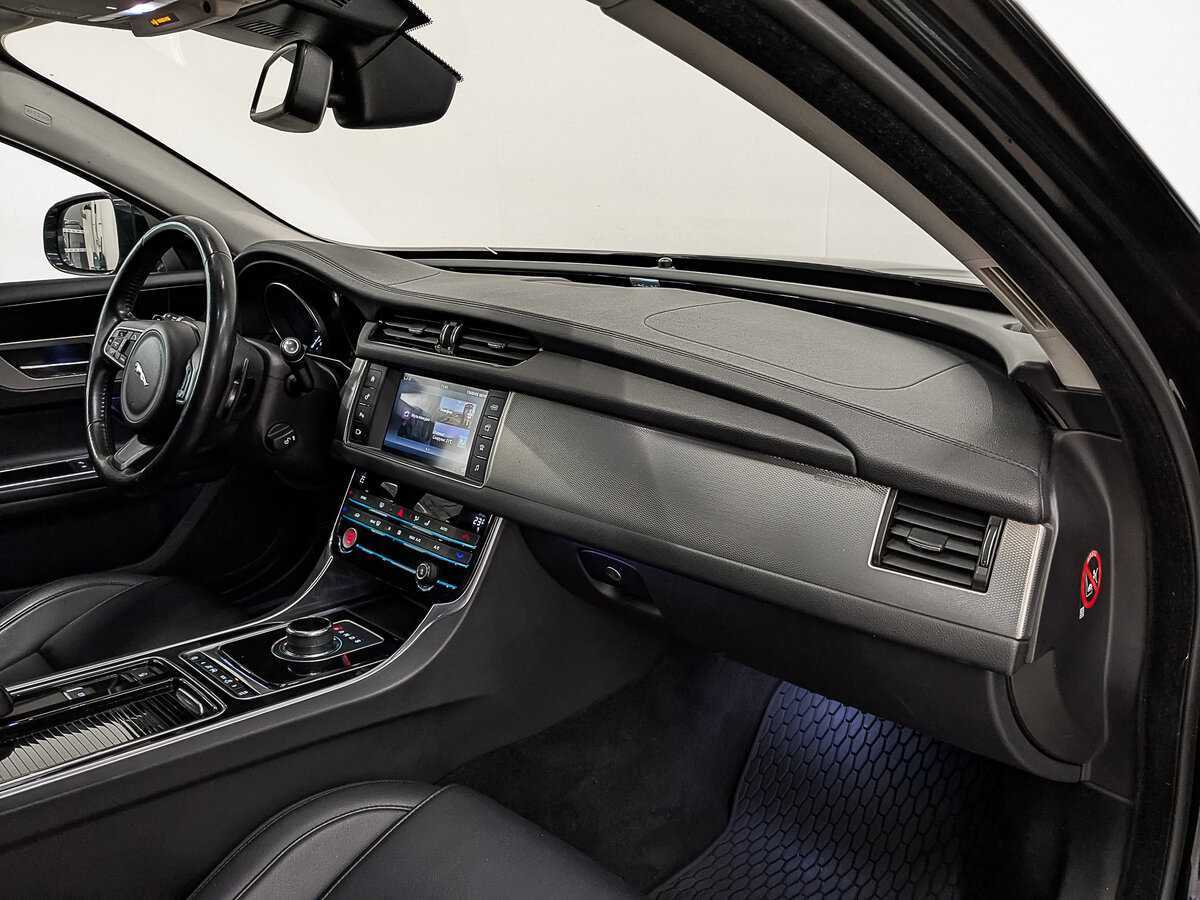 Б/У Ягуар ИксФ 2017 года. Фото: #10