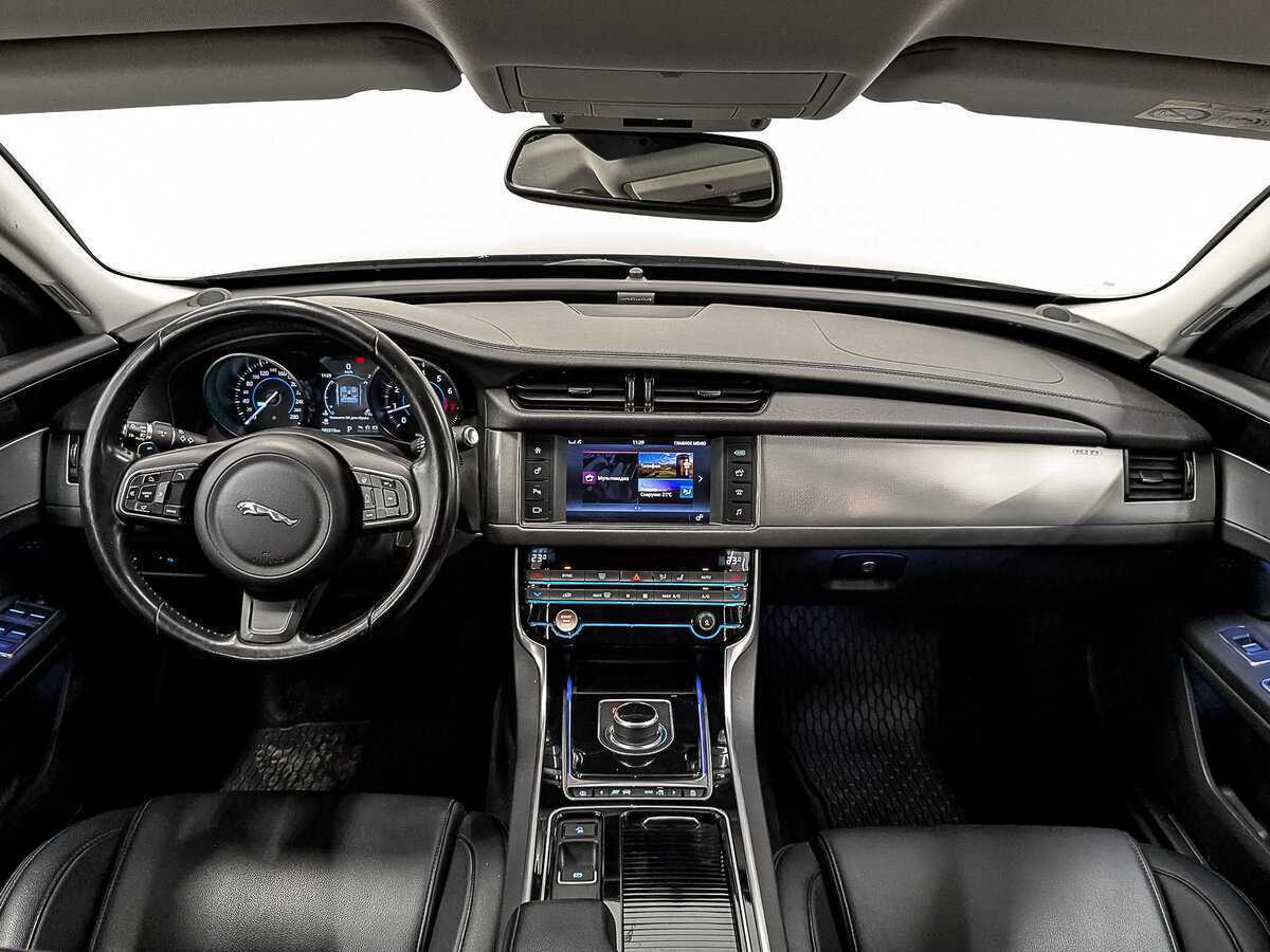 Б/У Ягуар ИксФ 2017 года. Фото: #11