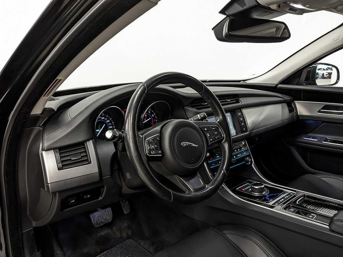 Б/У Ягуар ИксФ 2017 года. Фото: #12