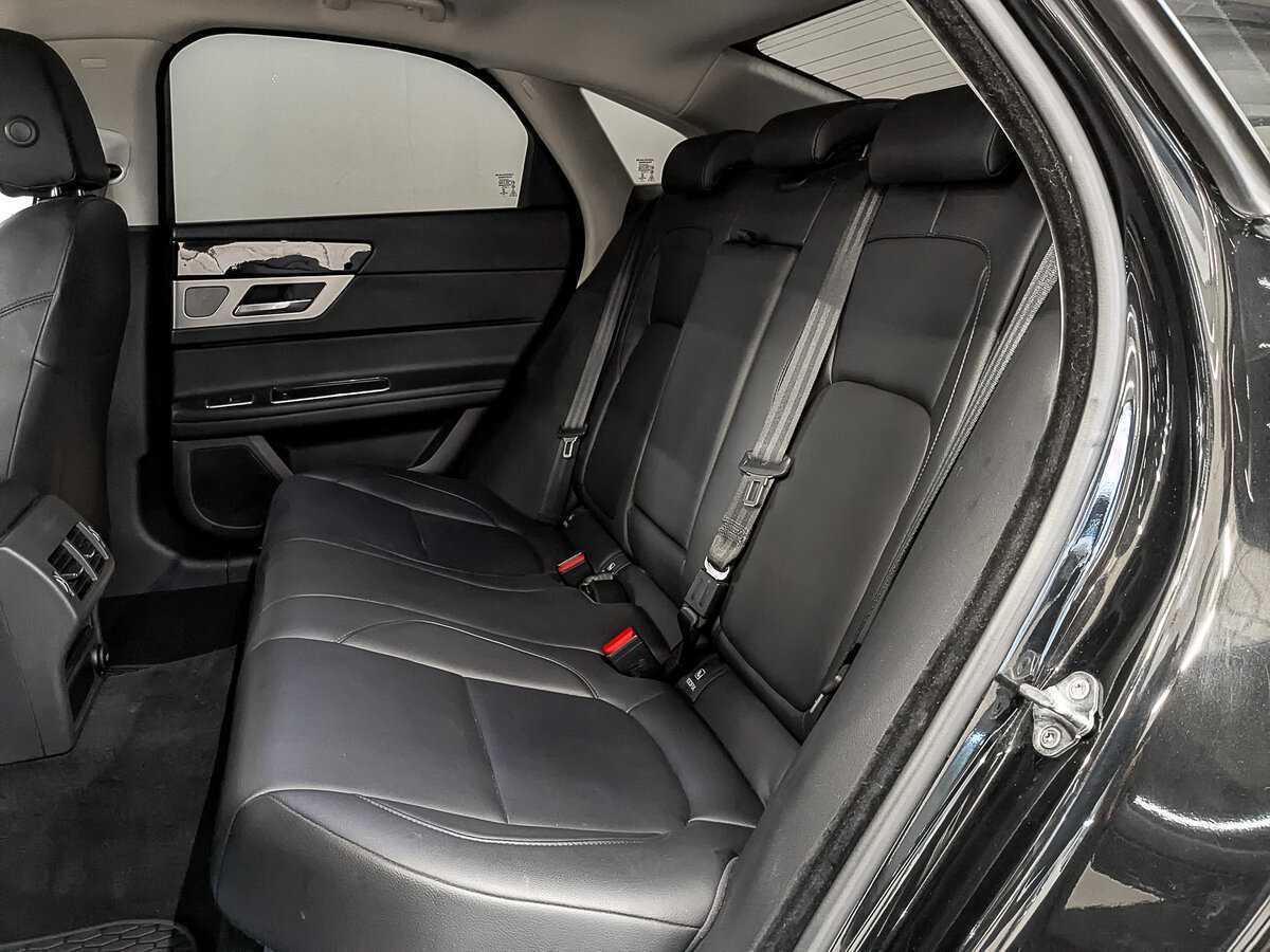 Б/У Ягуар ИксФ 2017 года. Фото: #15