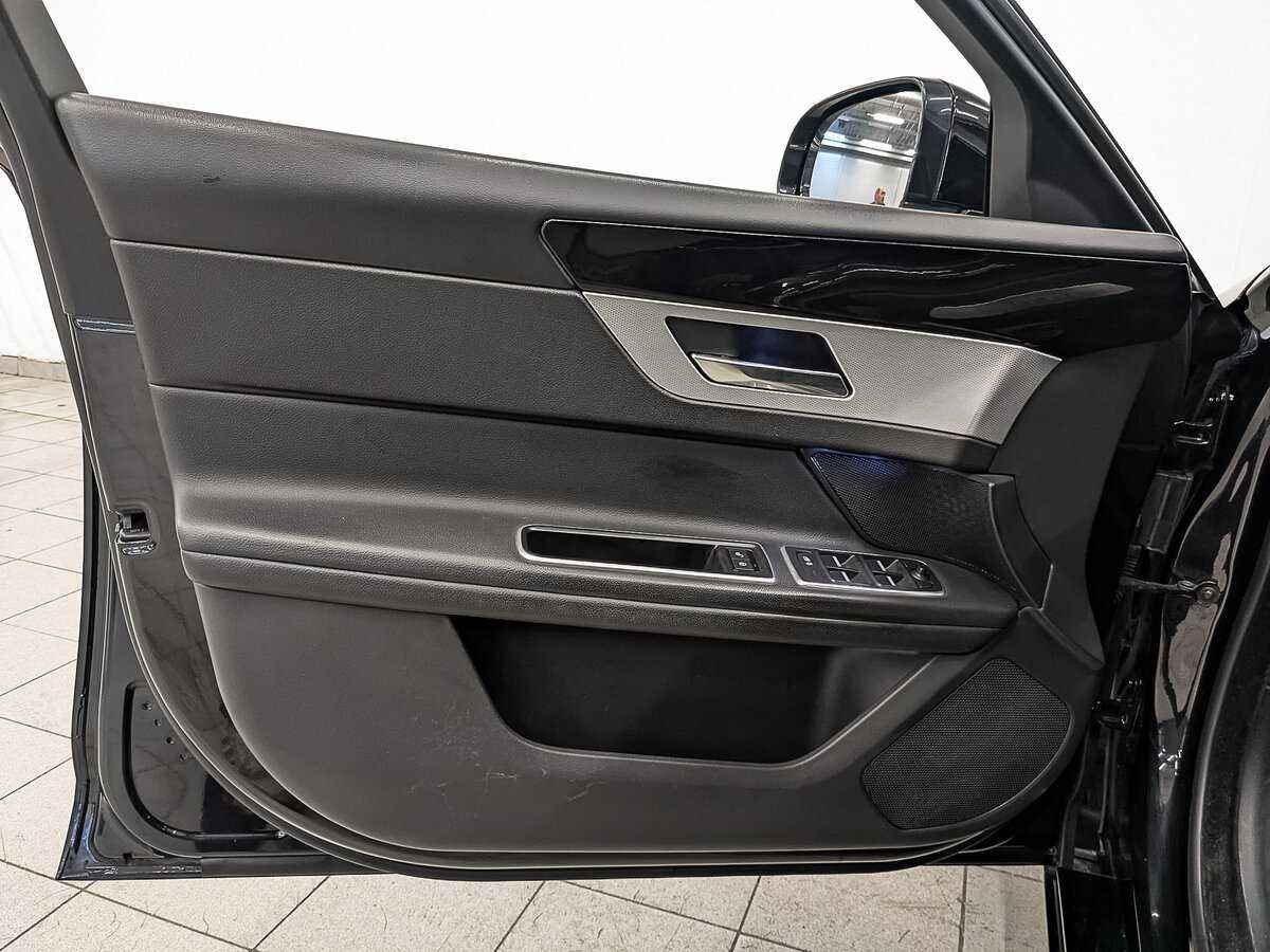 Б/У Ягуар ИксФ 2017 года. Фото: #16