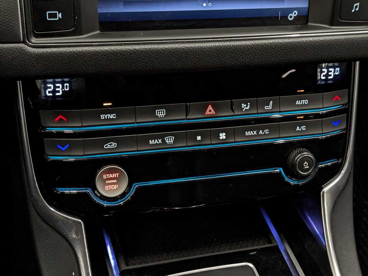 Б/У Ягуар ИксФ 2017 года. Фото: #18