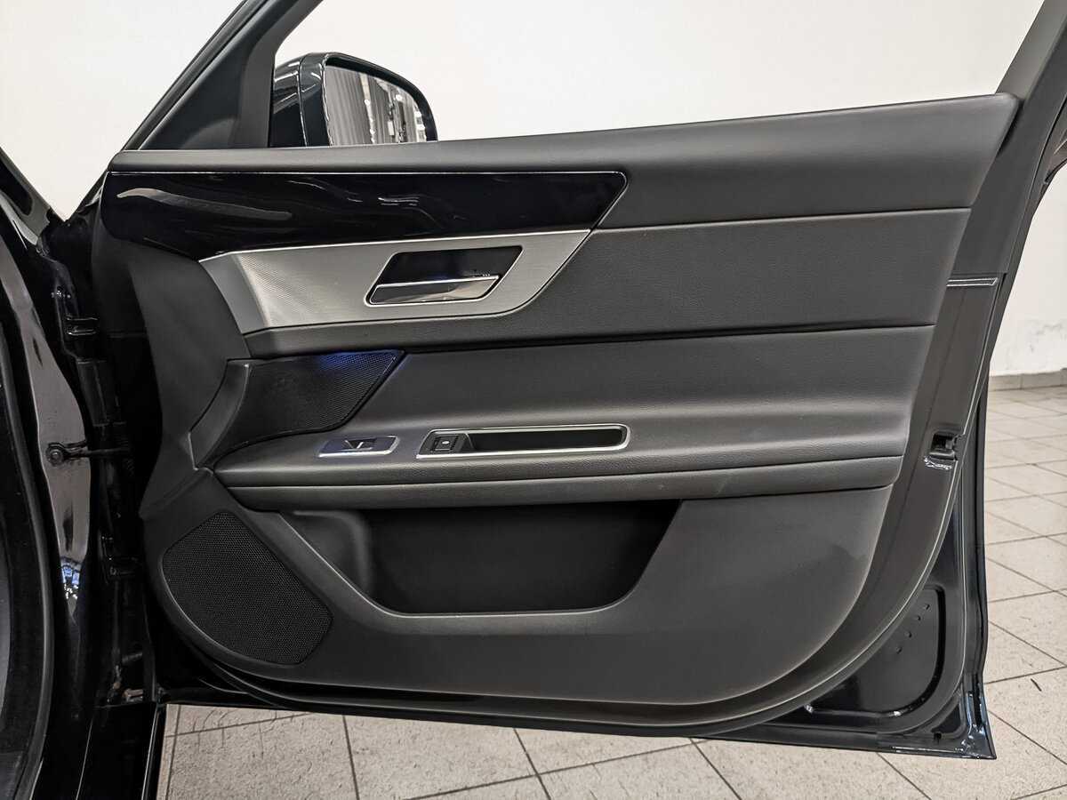 Б/У Ягуар ИксФ 2017 года. Фото: #22