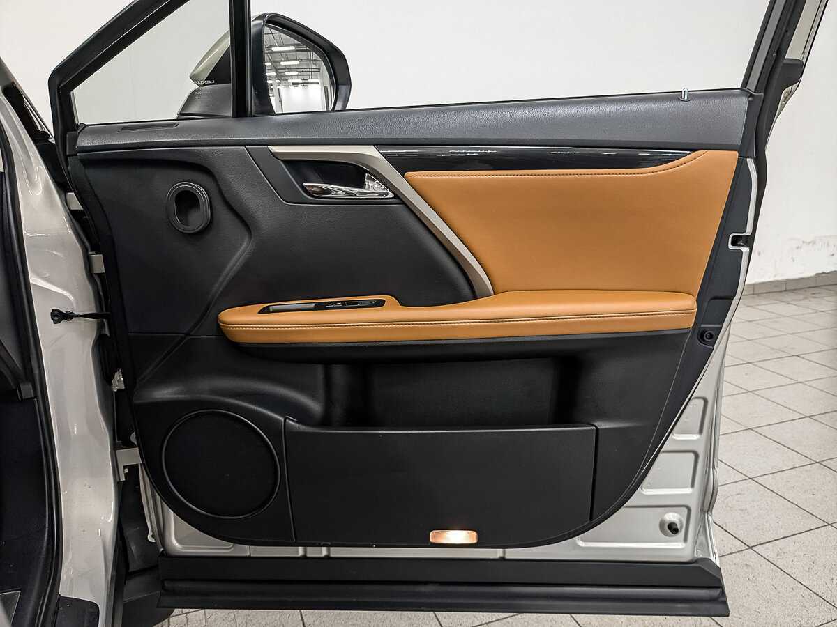 Б/У Лексус Р-Икс 2019 года. Фото: #24