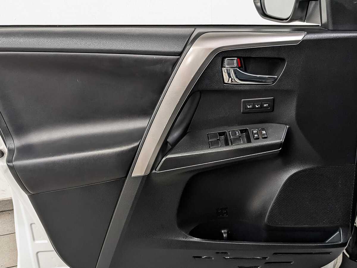 Б/У Тойота Рав4 2017 года. Фото: #18