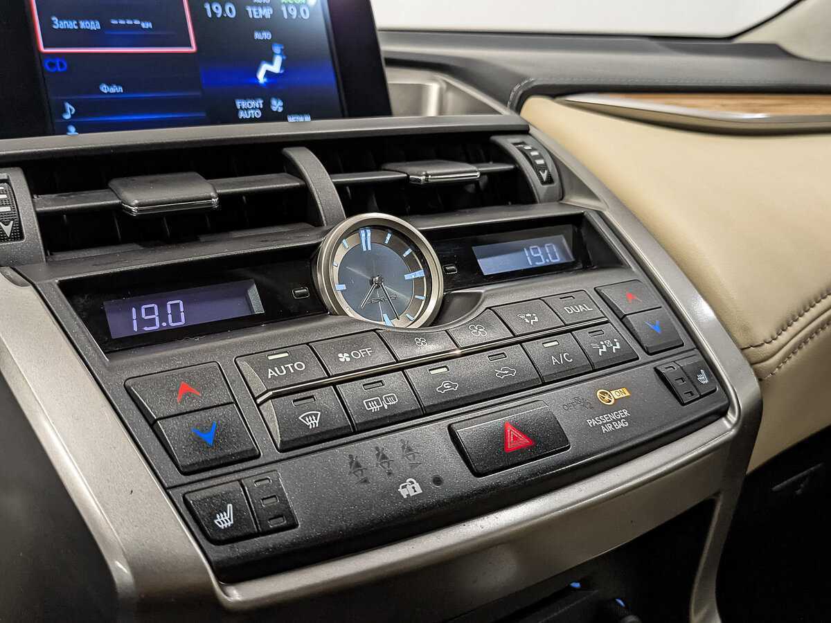 Б/У Лексус Н-Икс 2016 года. Фото: #20