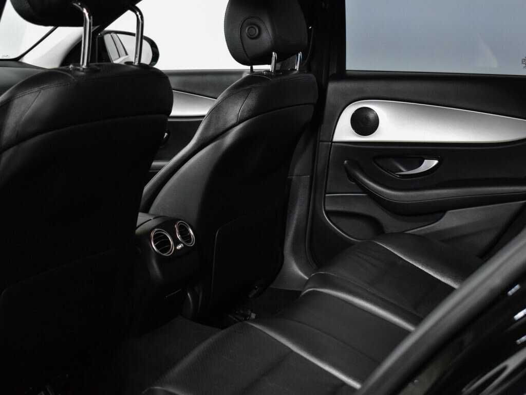 Б/У Мерседес-Бенц Е-Класс 2021 года. Фото: #9