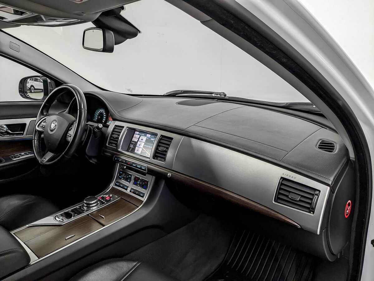 Б/У Ягуар ИксФ 2014 года. Фото: #10