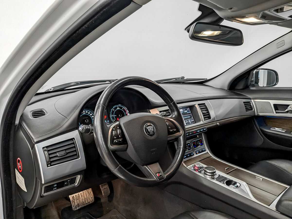 Б/У Ягуар ИксФ 2014 года. Фото: #15