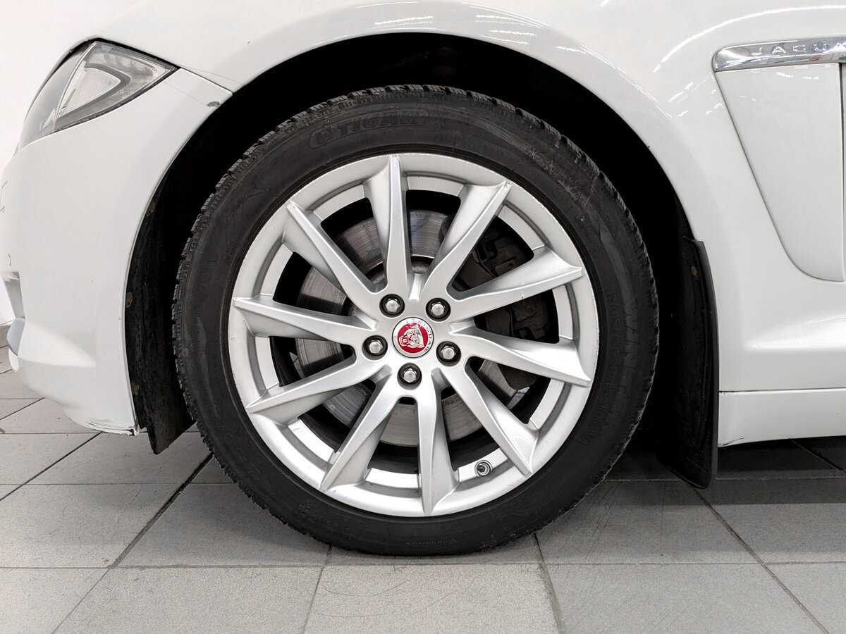 Б/У Ягуар ИксФ 2014 года. Фото: #17