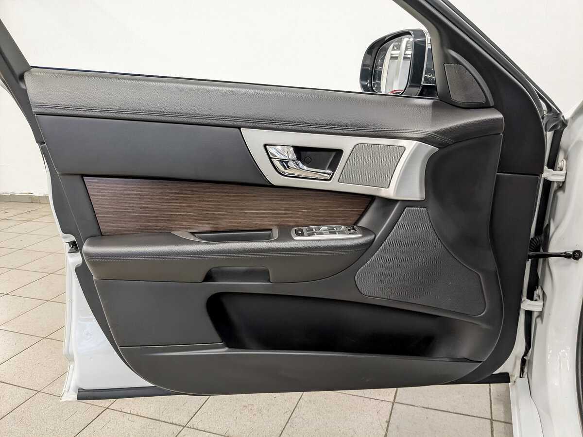 Б/У Ягуар ИксФ 2014 года. Фото: #18