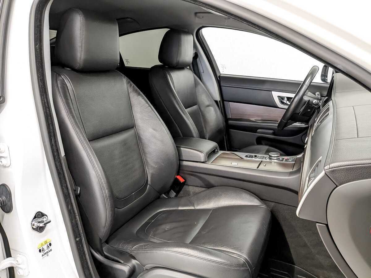 Б/У Ягуар ИксФ 2014 года. Фото: #22