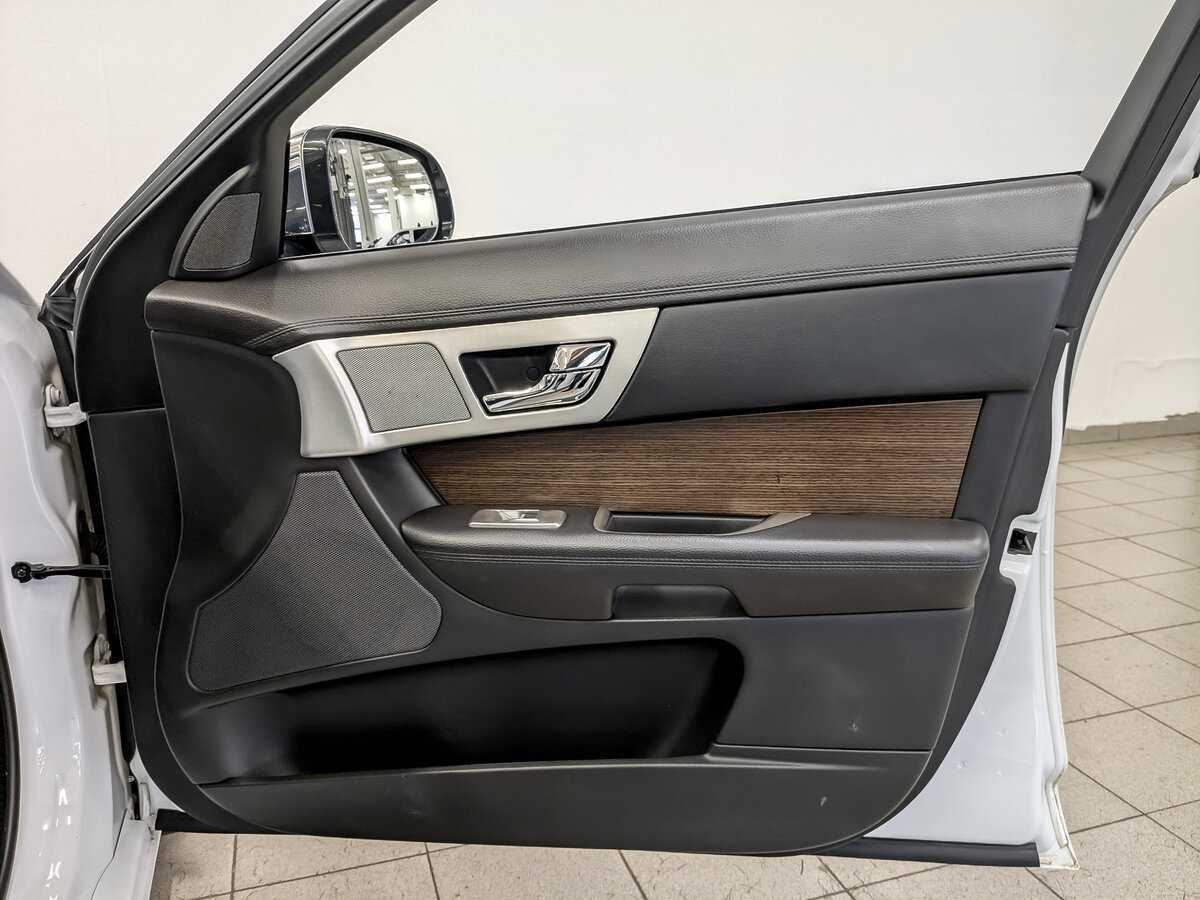 Б/У Ягуар ИксФ 2014 года. Фото: #23