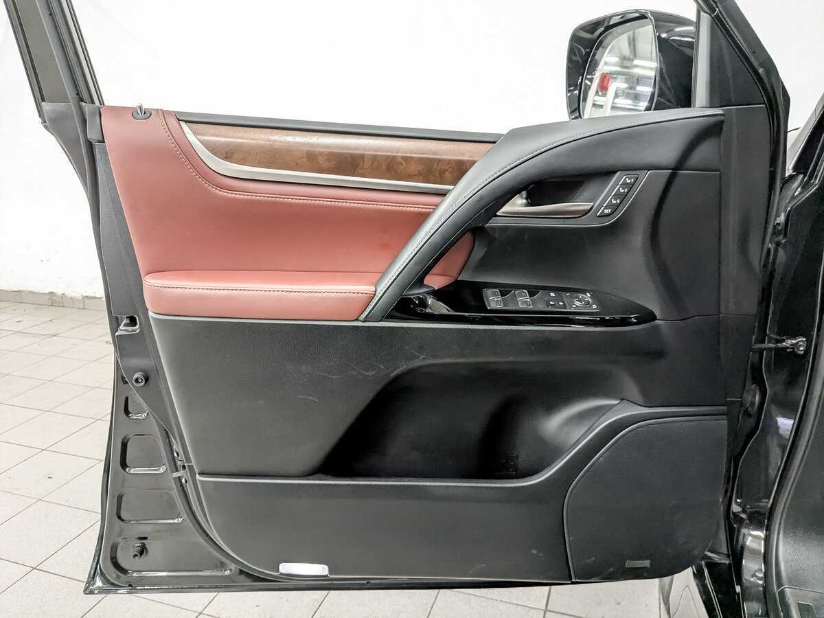 Б/У Лексус Л-Икс 2017 года. Фото: #18