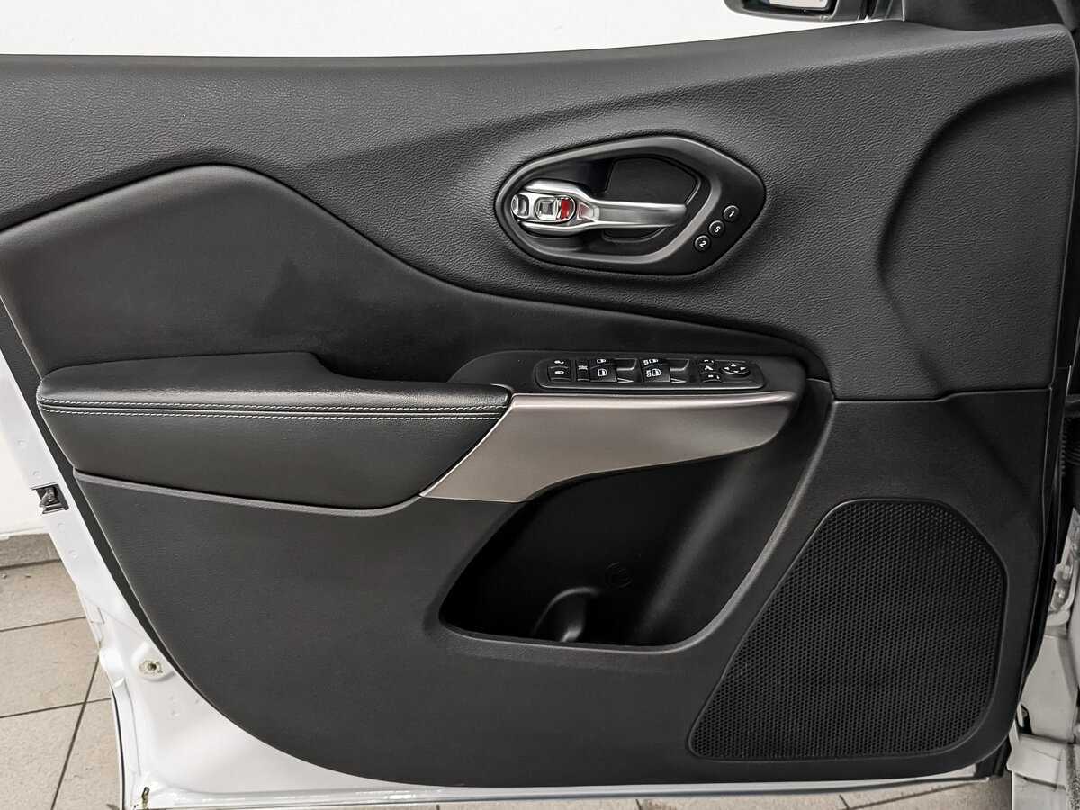 Б/У Джип Чироки 2019 года. Фото: #17