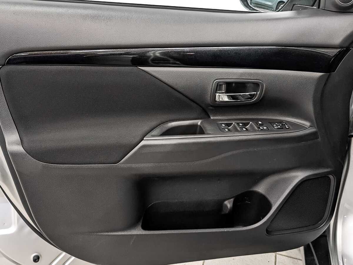 Б/У Митсубиши Оутлэндер 2020 года. Фото: #18