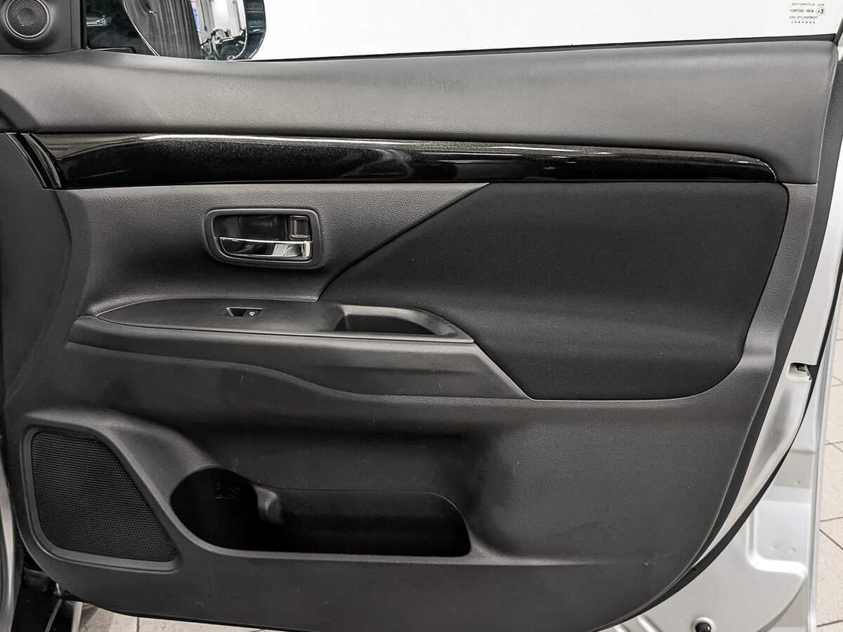 Б/У Митсубиши Оутлэндер 2020 года. Фото: #23