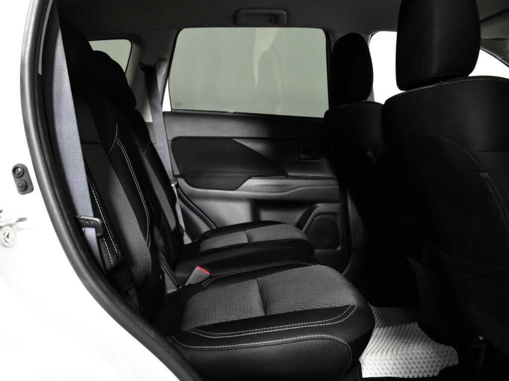 Б/У Митсубиши Оутлэндер 2020 года. Фото: #9