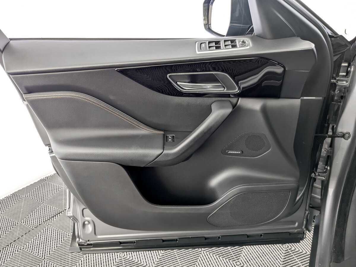 Б/У Ягуар Ф-Пэйс 2016 года. Фото: #16