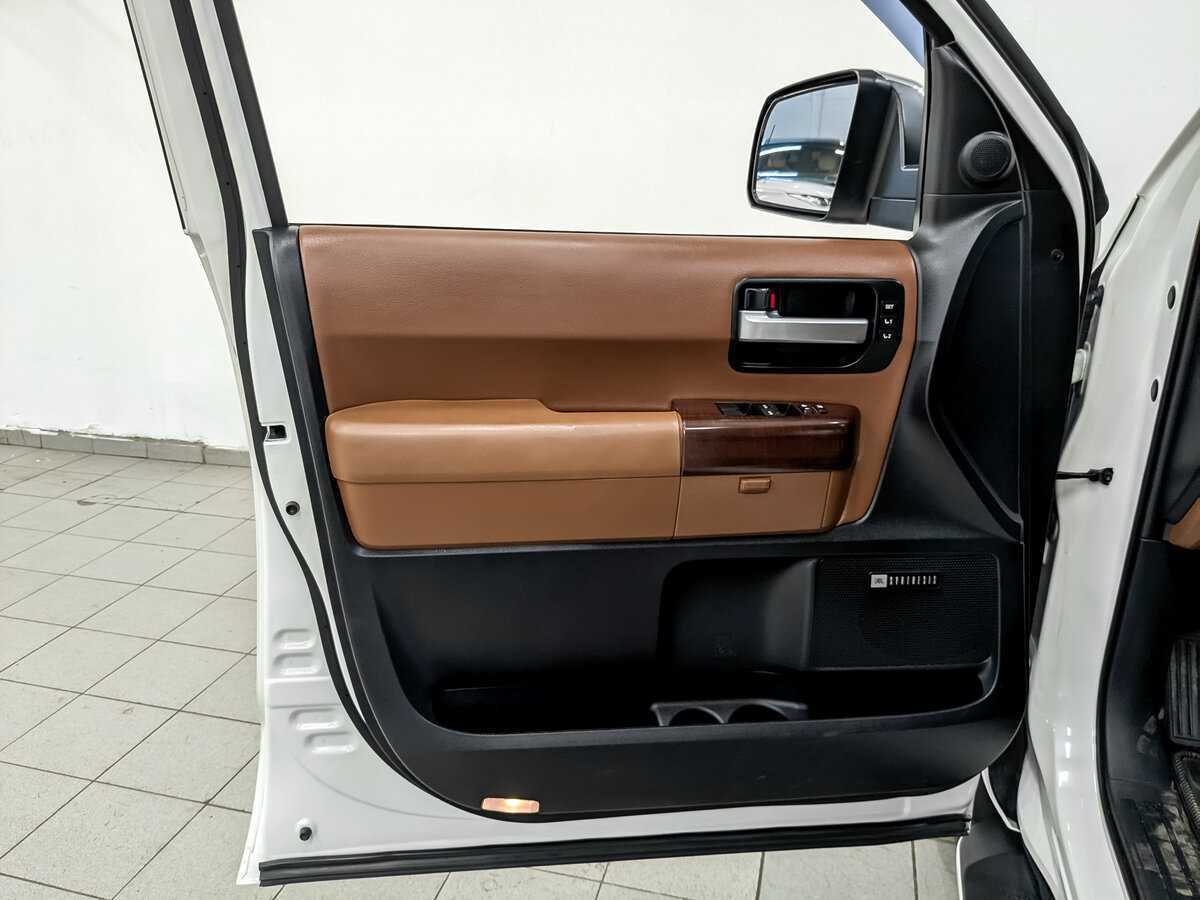 Б/У Тойота Sequoia 2013 года. Фото: #18