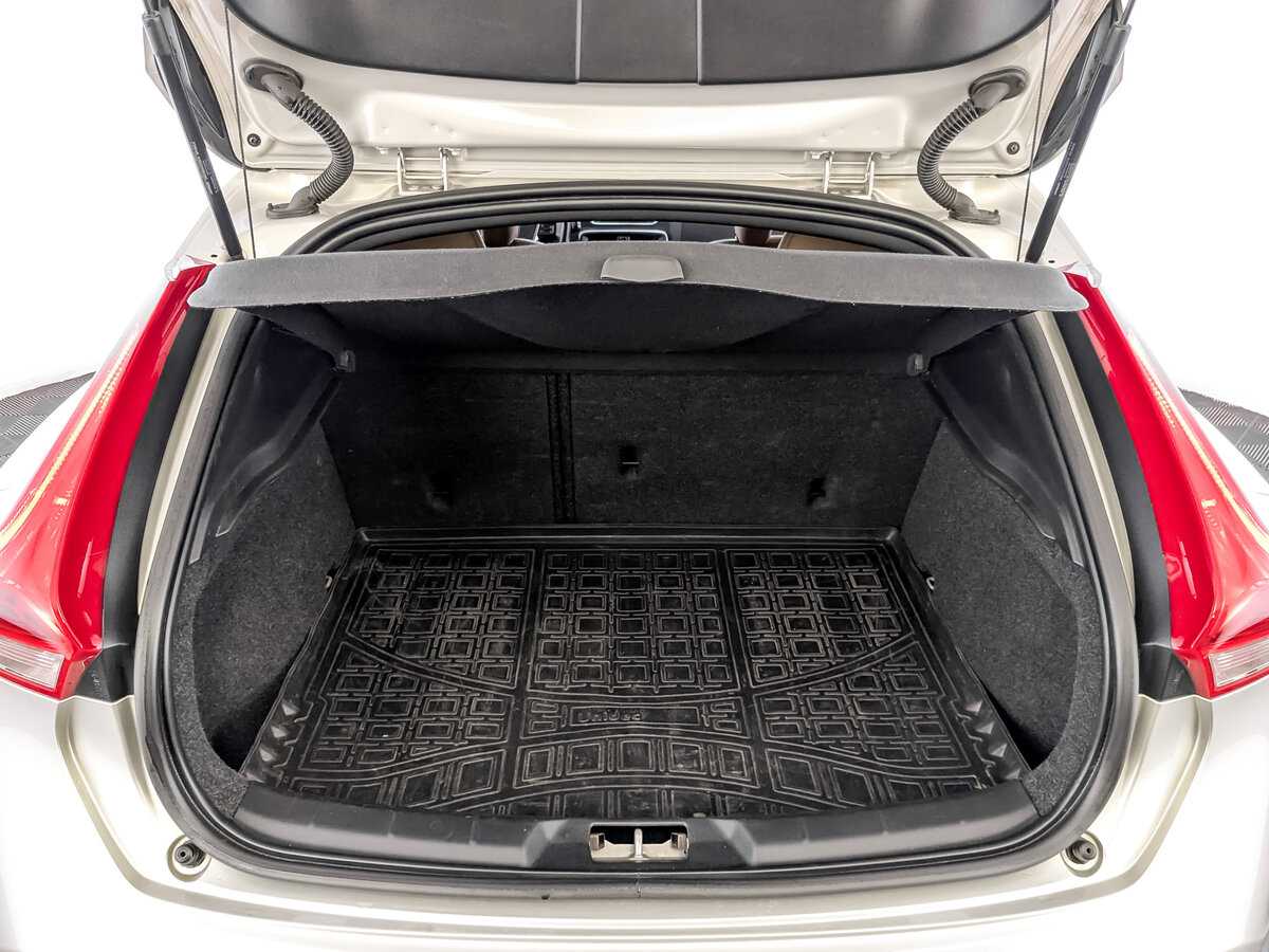 Б/У Вольво V40 2018 года. Фото: #9