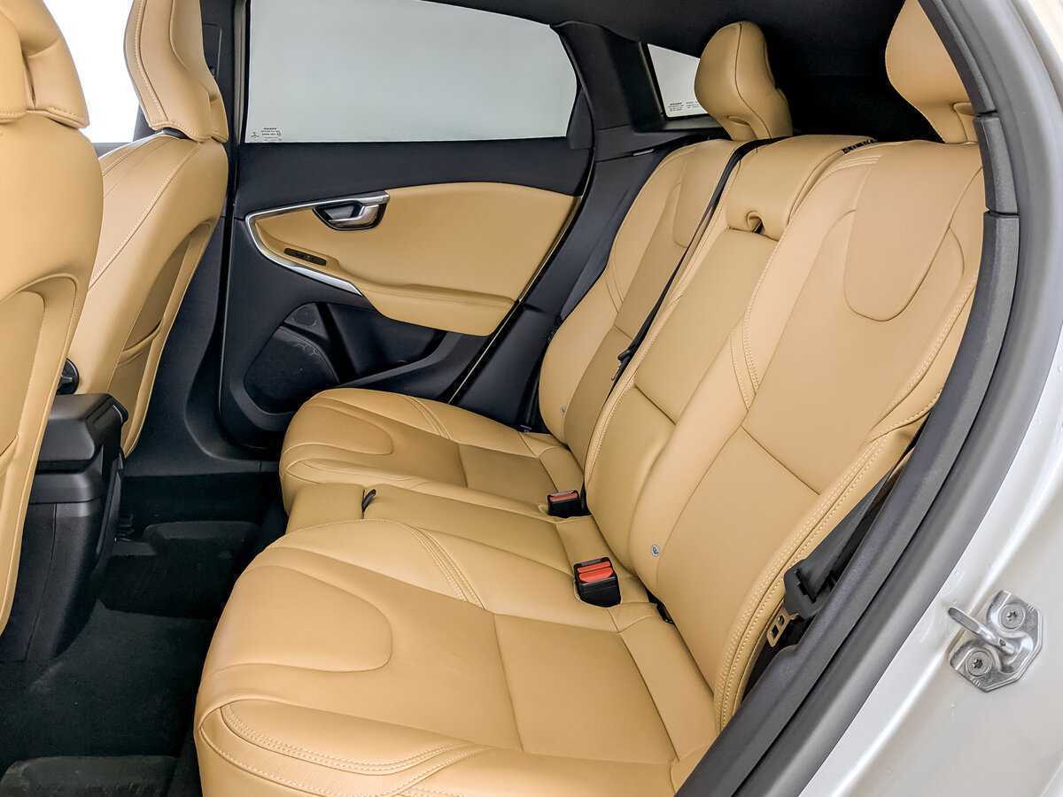 Б/У Вольво V40 2018 года. Фото: #11