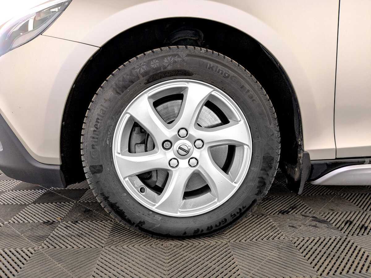 Б/У Вольво V40 2018 года. Фото: #17