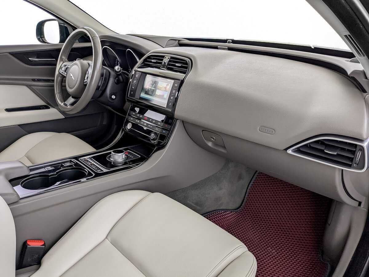 Б/У Ягуар ИксЕ 2015 года. Фото: #10