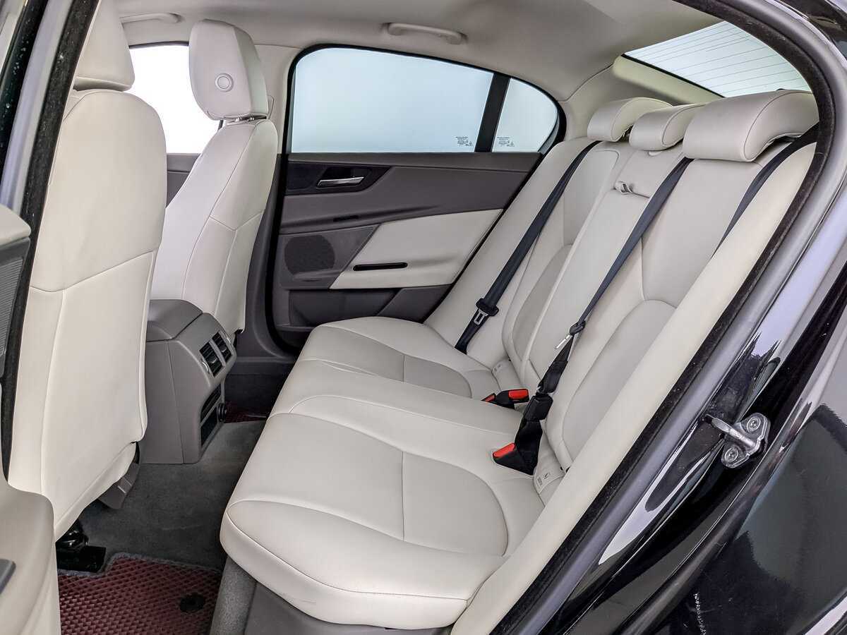 Б/У Ягуар ИксЕ 2015 года. Фото: #11