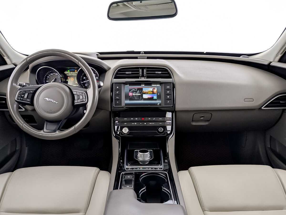 Б/У Ягуар ИксЕ 2015 года. Фото: #13