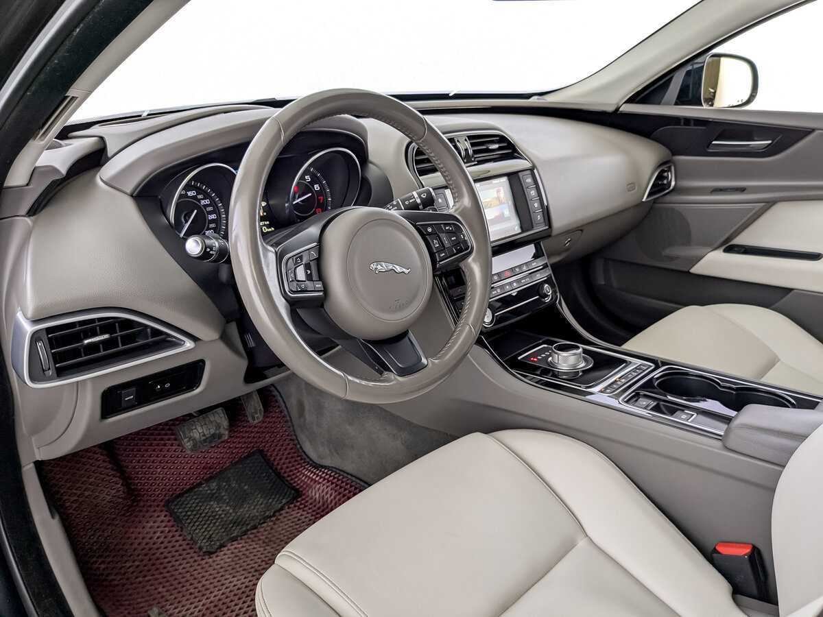 Б/У Ягуар ИксЕ 2015 года. Фото: #15