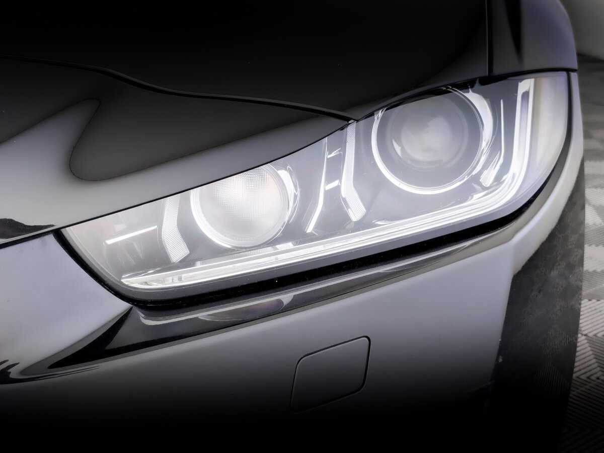 Б/У Ягуар ИксЕ 2015 года. Фото: #16