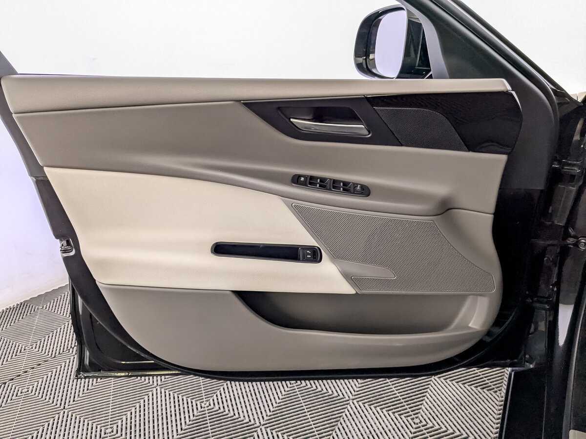 Б/У Ягуар ИксЕ 2015 года. Фото: #18