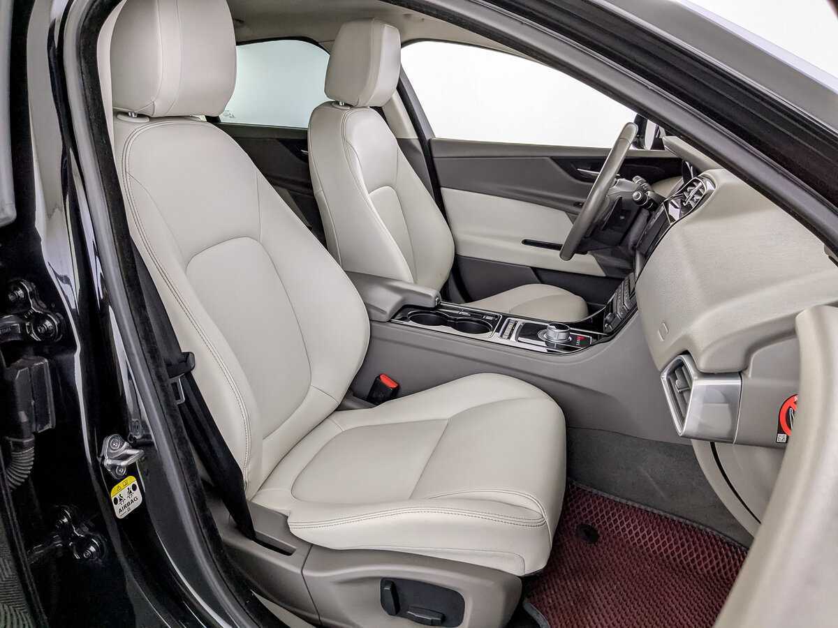 Б/У Ягуар ИксЕ 2015 года. Фото: #23