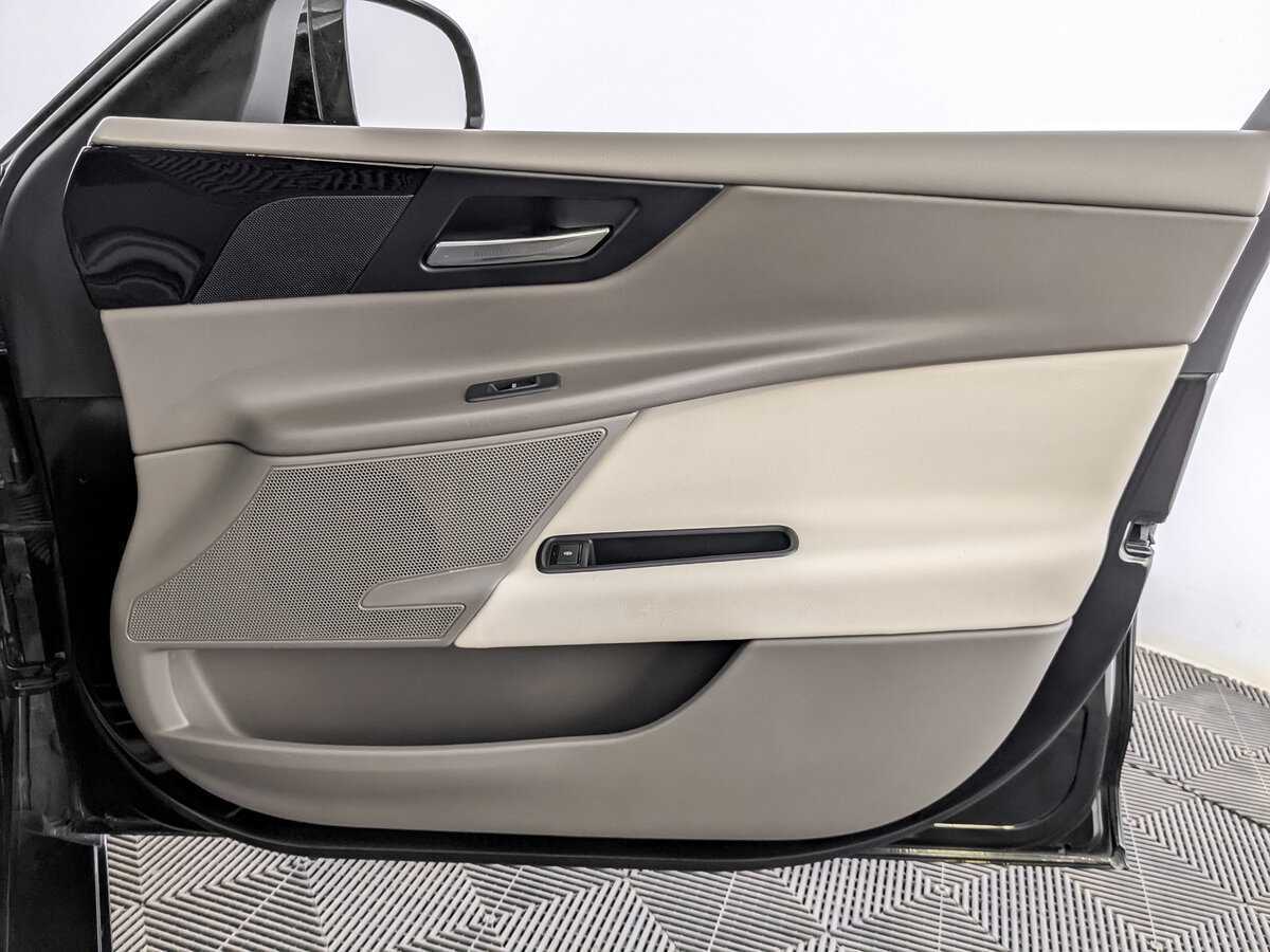 Б/У Ягуар ИксЕ 2015 года. Фото: #25