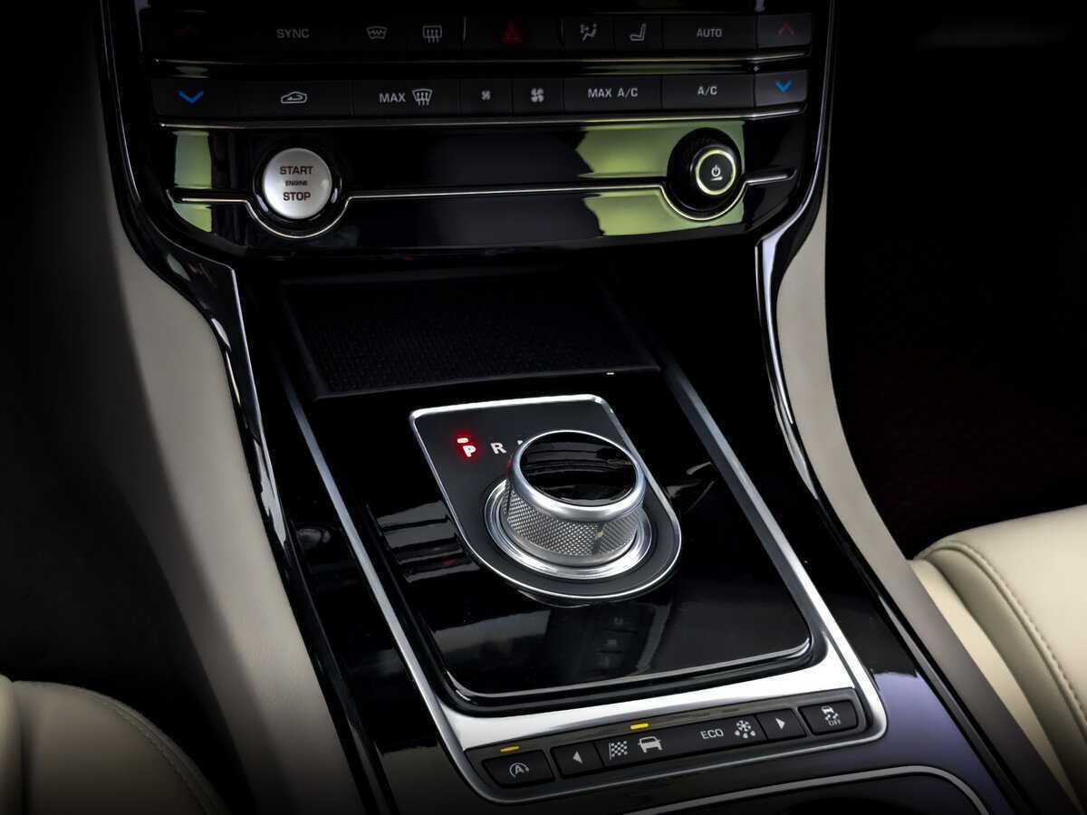 Б/У Ягуар ИксЕ 2015 года. Фото: #26