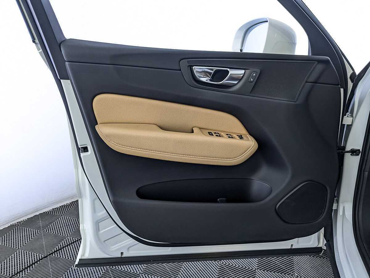 Б/У Вольво ИксЦ60 2019 года. Фото: #18