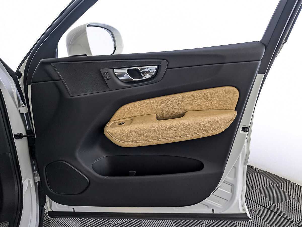 Б/У Вольво ИксЦ60 2019 года. Фото: #24