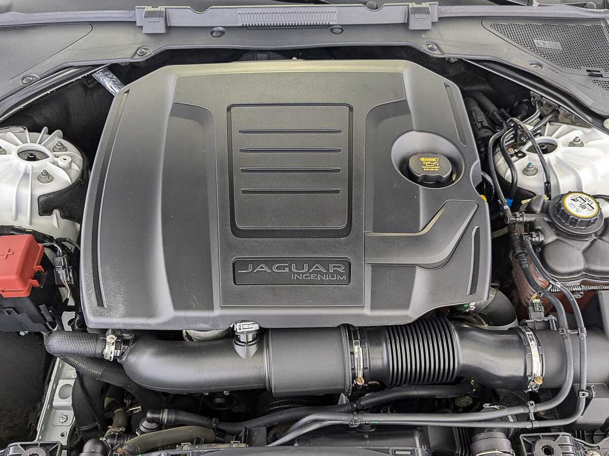 Б/У Ягуар ИксЕ 2019 года. Фото: #8