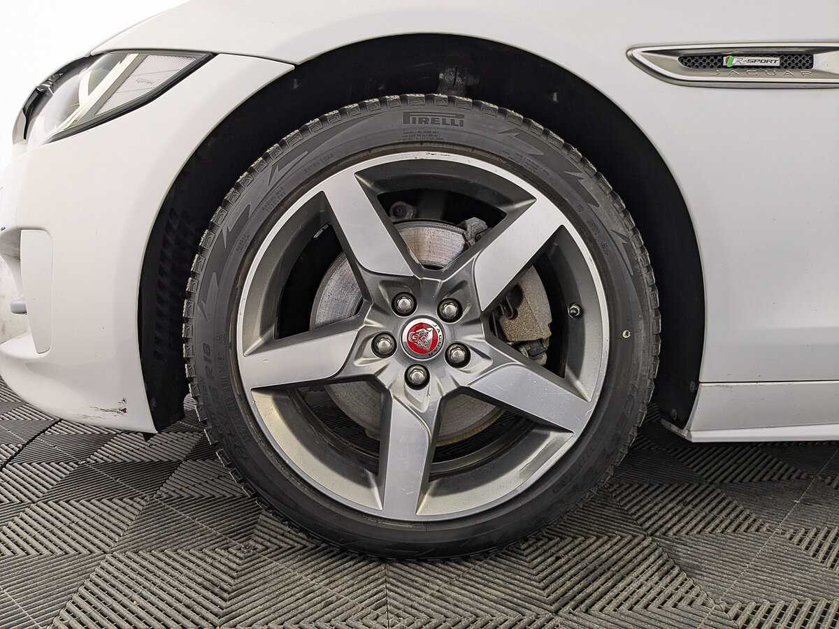 Б/У Ягуар ИксЕ 2019 года. Фото: #11