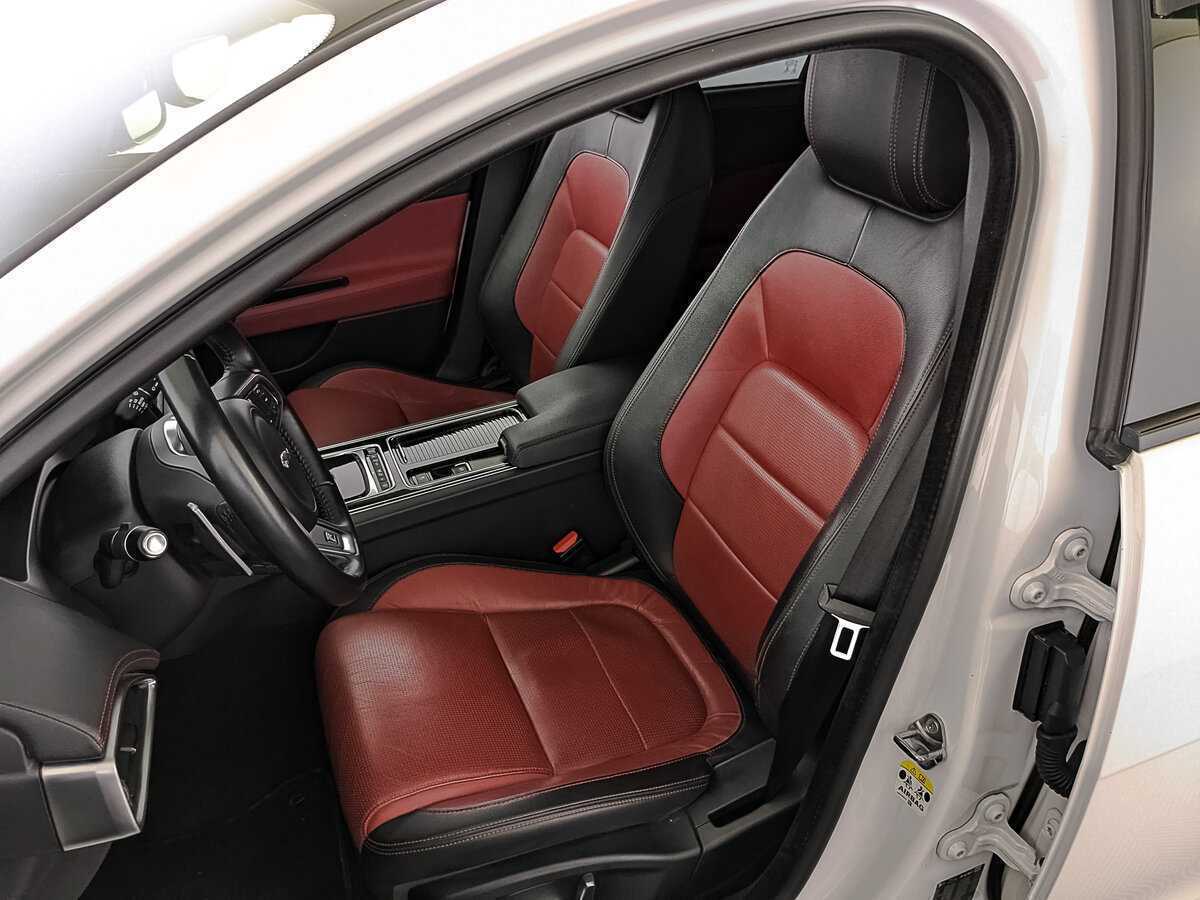 Б/У Ягуар ИксЕ 2019 года. Фото: #18