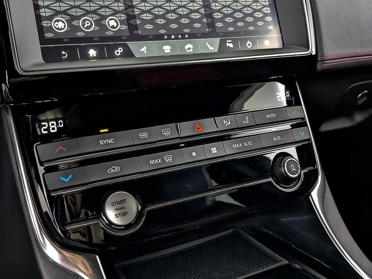 Б/У Ягуар ИксЕ 2019 года. Фото: #19