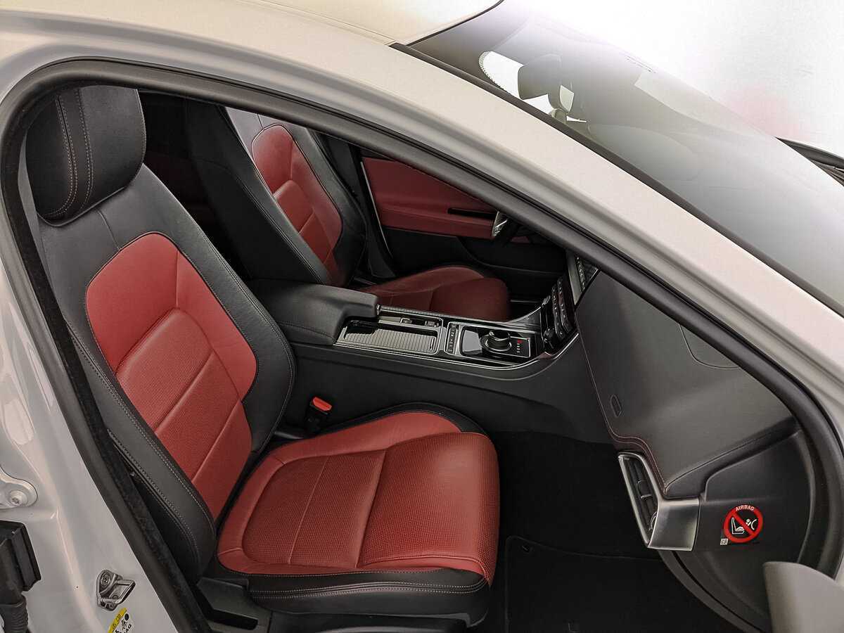 Б/У Ягуар ИксЕ 2019 года. Фото: #22