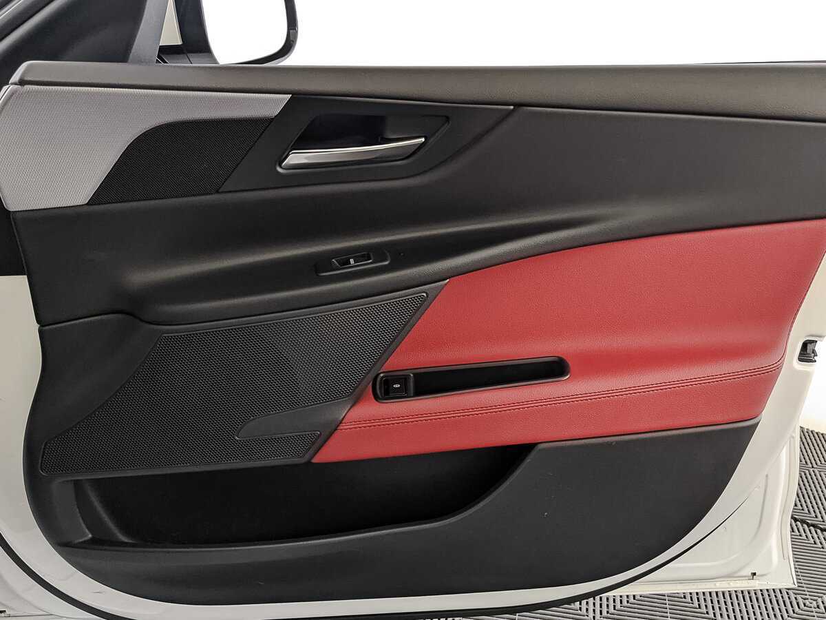 Б/У Ягуар ИксЕ 2019 года. Фото: #23