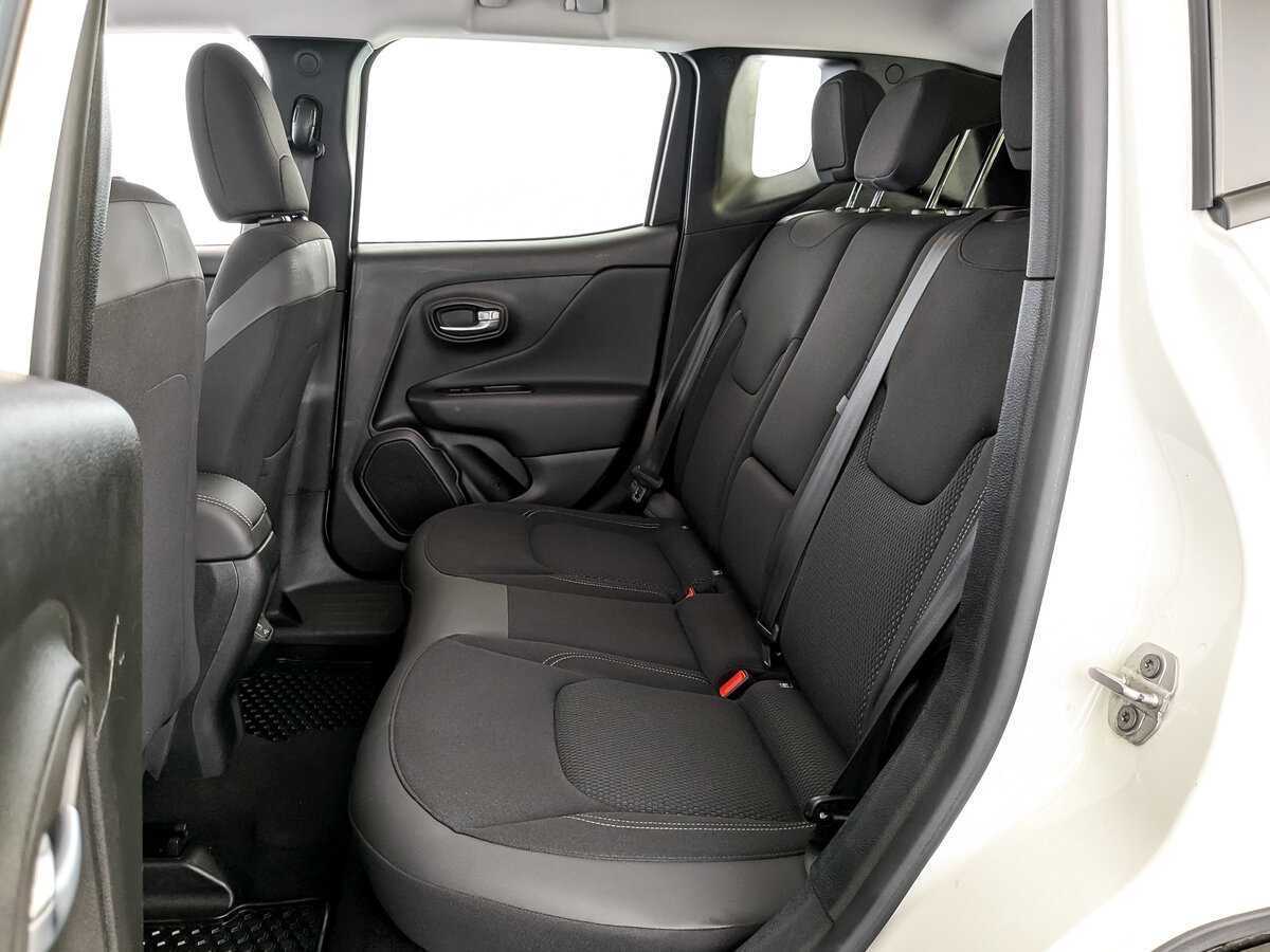 Б/У Джип Ренеджейд 2019 года. Фото: #11