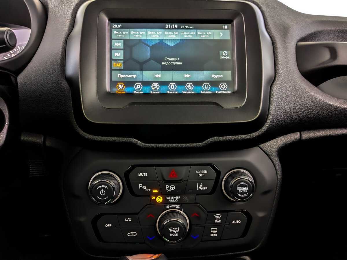 Б/У Джип Ренеджейд 2019 года. Фото: #14