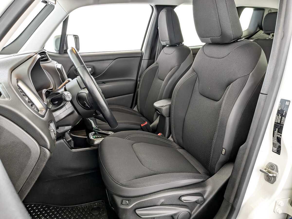 Б/У Джип Ренеджейд 2019 года. Фото: #19