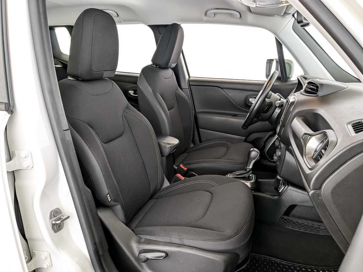 Б/У Джип Ренеджейд 2019 года. Фото: #22