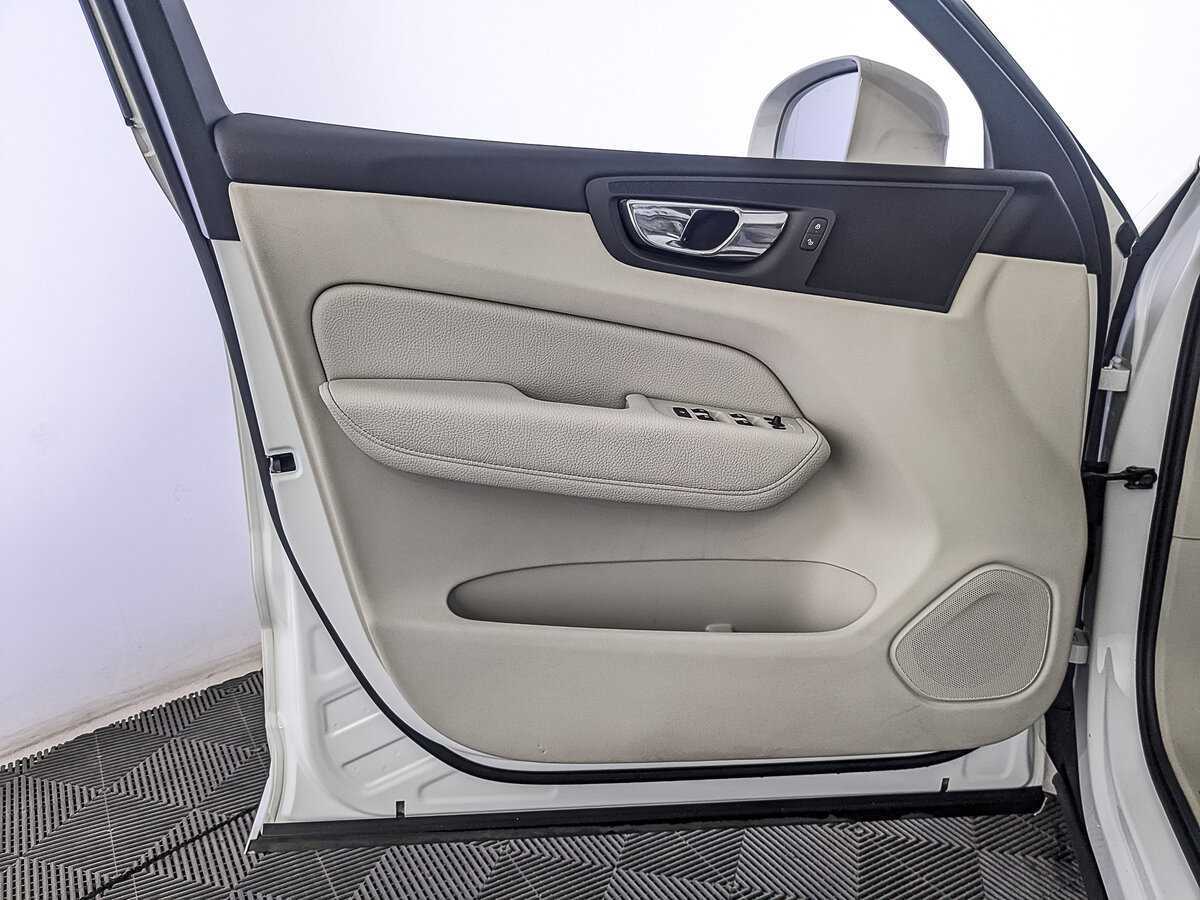 Б/У Вольво ИксЦ60 2018 года. Фото: #18